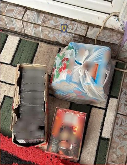 Un pistol ilegal și 100 de kilograme de artificii, descoperite de polițiști în locuința unui bărbat dintr-o comună din Brăila 874142
