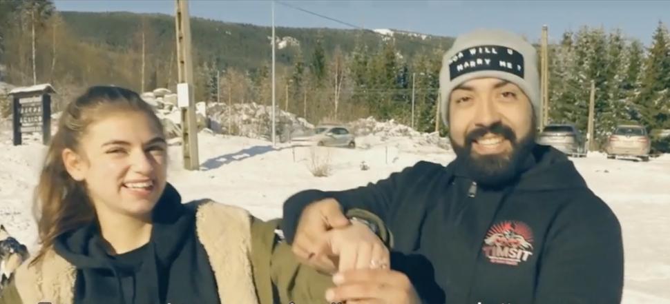 Cerere în căsătorie inedită, în vârful munților din Harghita, într-o sanie trasă de câini Husky: ”Este cea mai bună experiență pe care am avut-o vreodată” 874277