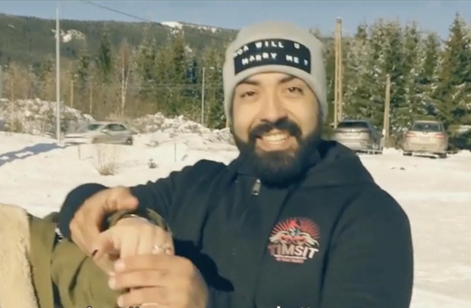 Cerere în căsătorie inedită, în vârful munților din Harghita, într-o sanie trasă de câini Husky: ”Este cea mai bună experiență pe care am avut-o vreodată” 874278