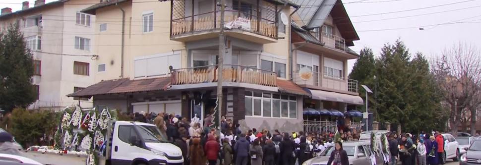 ”Acum, este un îngeraș acolo Sus”. Elevul de 13 ani din Pucioasa, mort în Austria, a fost condus pe ultimul drum 874300