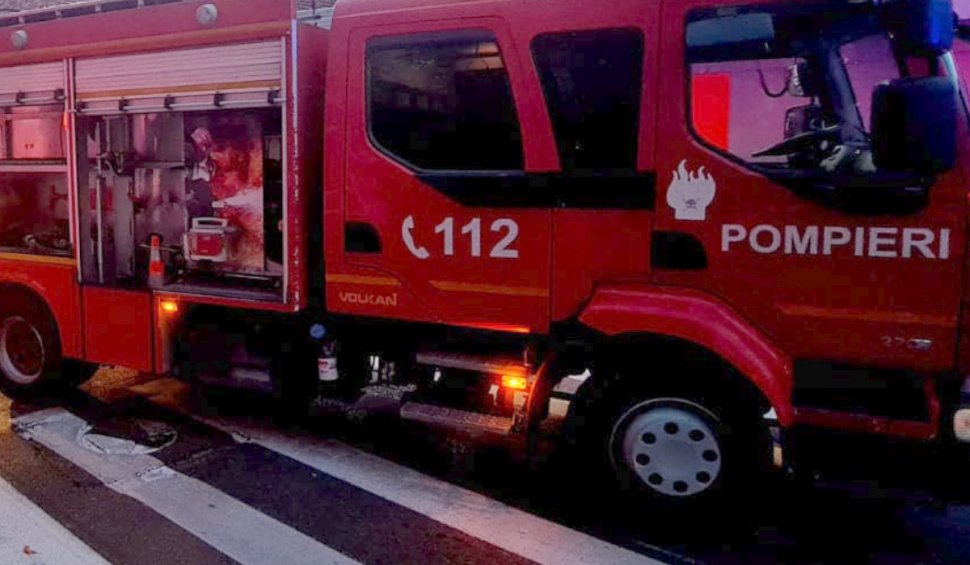 Incendiu de proporții la intrare în stațiunea Mamaia din Constanța | Pompierii intervin pentru stingerea focului