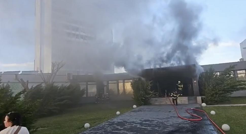 Incendiu de proporții la intrare în stațiunea Mamaia din Constanța | Pompierii intervin pentru stingerea focului 874251