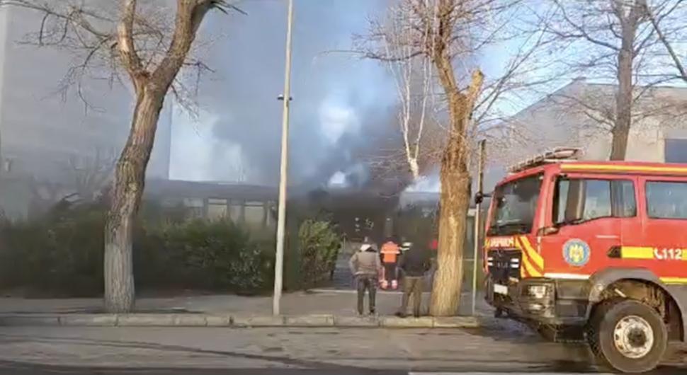 Incendiu de proporții la intrare în stațiunea Mamaia din Constanța | Pompierii intervin pentru stingerea focului 874252