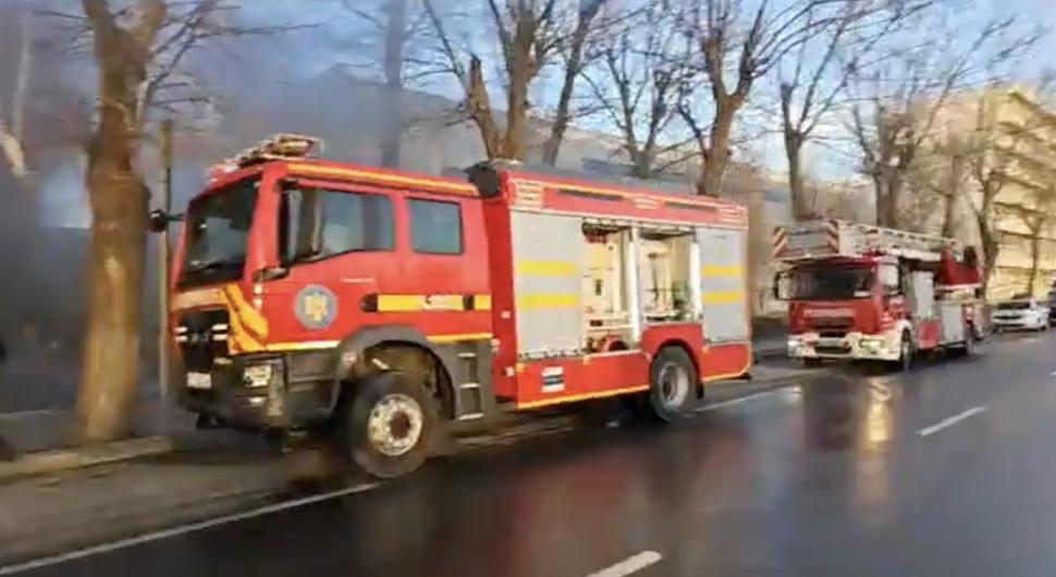 Incendiu de proporții la intrare în stațiunea Mamaia din Constanța | Pompierii intervin pentru stingerea focului 874253