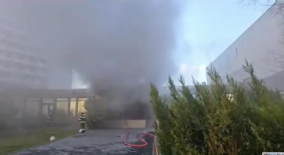 Incendiu de proporții la intrare în stațiunea Mamaia din Constanța | Pompierii intervin pentru stingerea focului 874254