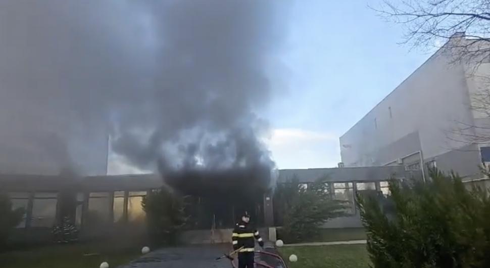 Incendiu de proporții la intrare în stațiunea Mamaia din Constanța | Pompierii intervin pentru stingerea focului 874256