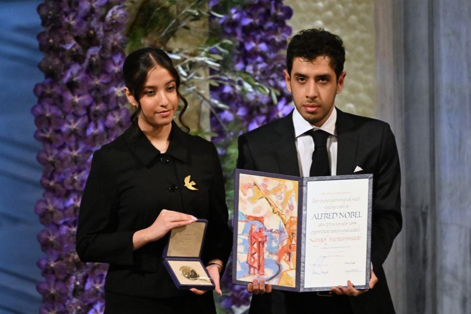 Premiul Nobel pentru Pace 2023, ridicat de copiii câștigătoarei. Narges Mohammadi este în închisoare 874268