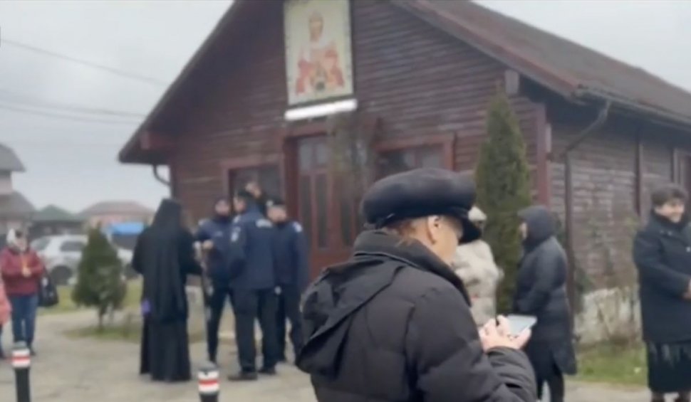 Scandal la o biserică din Târgu Jiu. Enoriașii au chemat Poliția și jandarmii