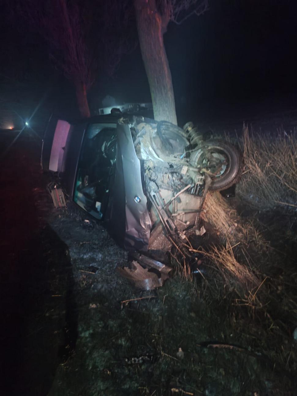 Un tânăr de 20 de ani s-a izbit cu mașina de un copac, în Câmpeni, județul Botoșani 874352