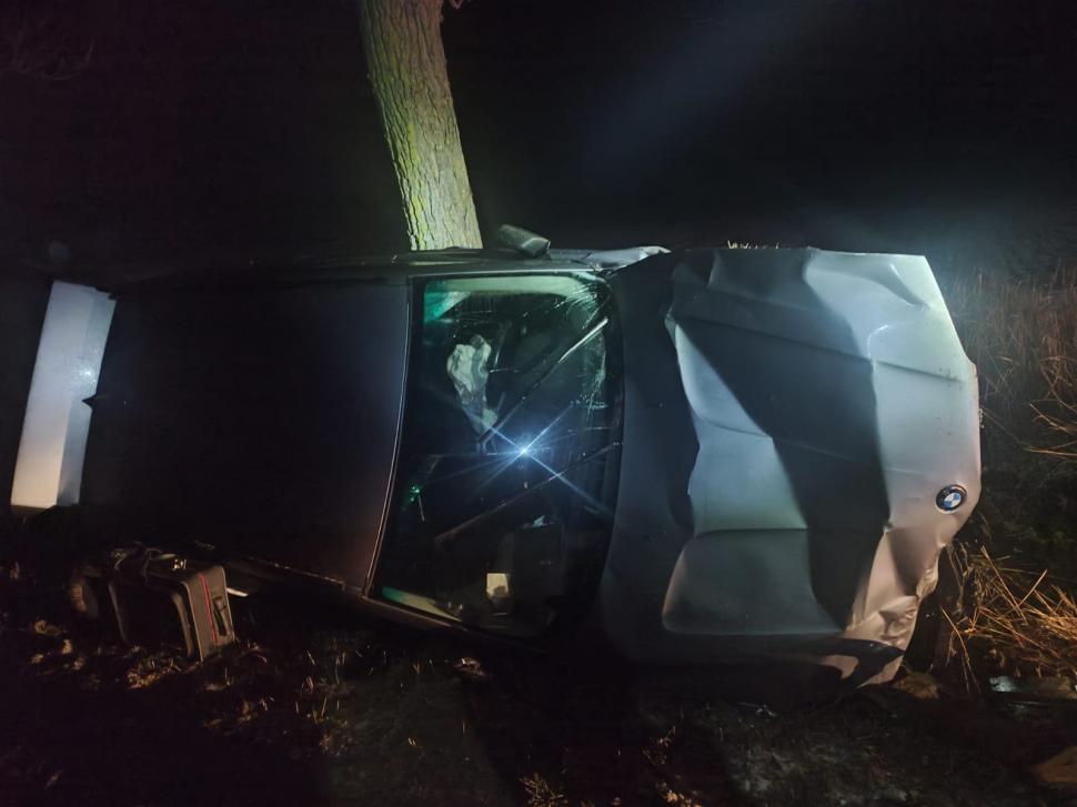 Un tânăr de 20 de ani s-a izbit cu mașina de un copac, în Câmpeni, județul Botoșani 874353