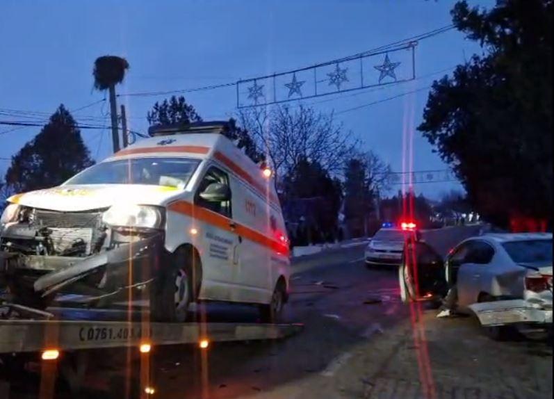 Accident cu o ambulanță aflată în misiune, între Botoșani și Iași. Autosanitara transporta un pacient la spital 874357