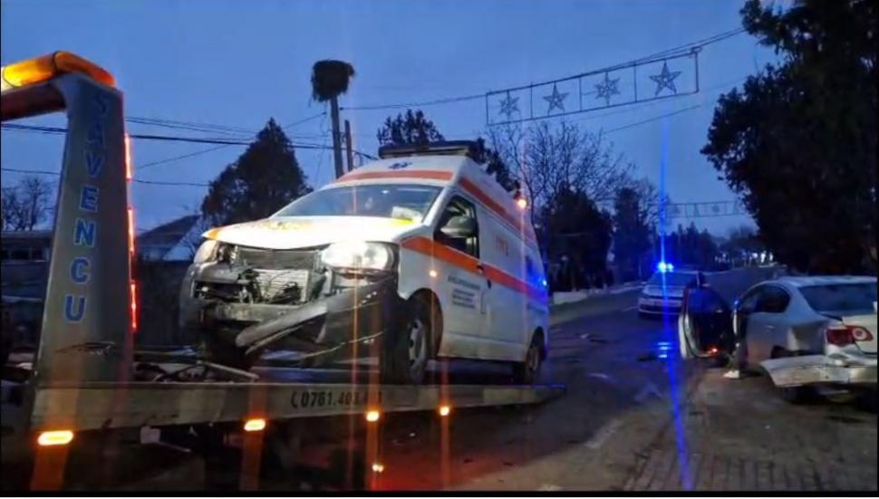 Accident cu o ambulanță aflată în misiune, între Botoșani și Iași. Autosanitara transporta un pacient la spital 874358