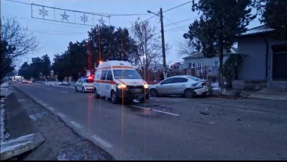 Accident cu o ambulanță aflată în misiune, între Botoșani și Iași. Autosanitara transporta un pacient la spital 874359