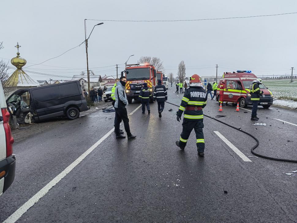 Accident grav în Războieni, Iași! O persoană a murit, iar alte patru sunt rănite, după ce un microbuz și o mașină s-au ciocnit 874389
