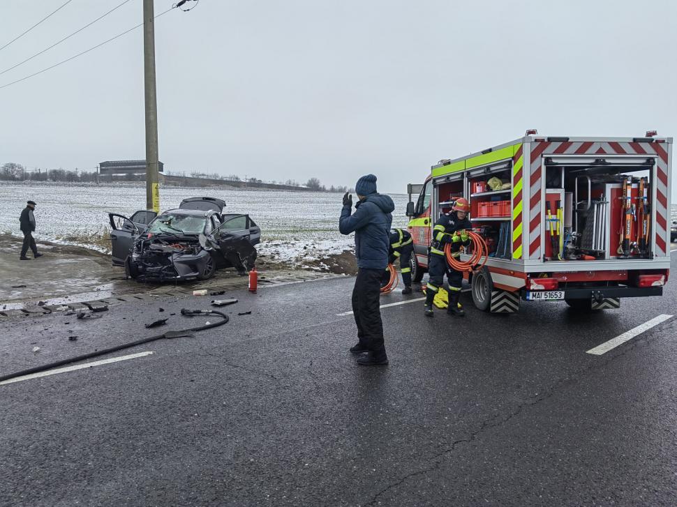 Accident grav în Războieni, Iași! O persoană a murit, iar alte patru sunt rănite, după ce un microbuz și o mașină s-au ciocnit 874390