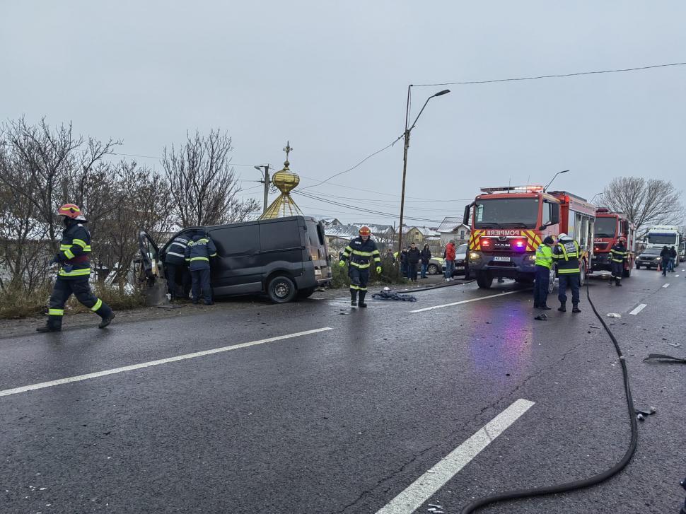 Accident grav în Războieni, Iași! O persoană a murit, iar alte patru sunt rănite, după ce un microbuz și o mașină s-au ciocnit 874391