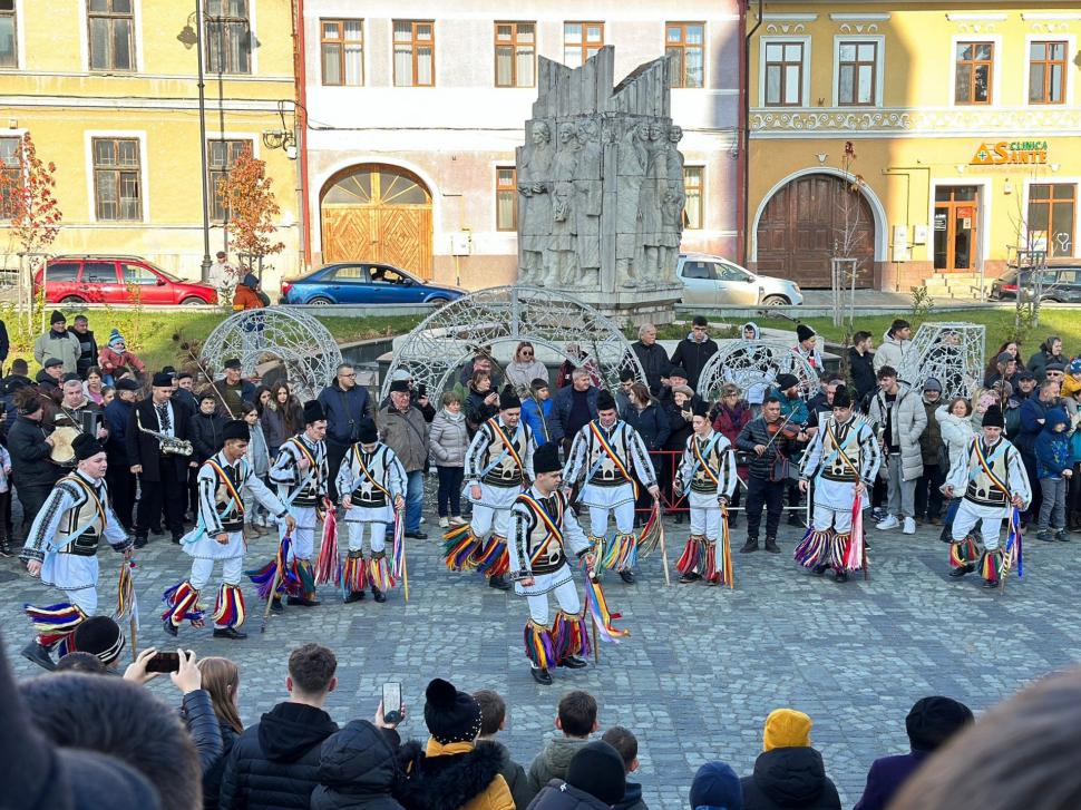 Călușarii au dat startul sărbătorilor de iarnă în județul Hunedoara | ”Să ducă tradiția mai departe” 874381