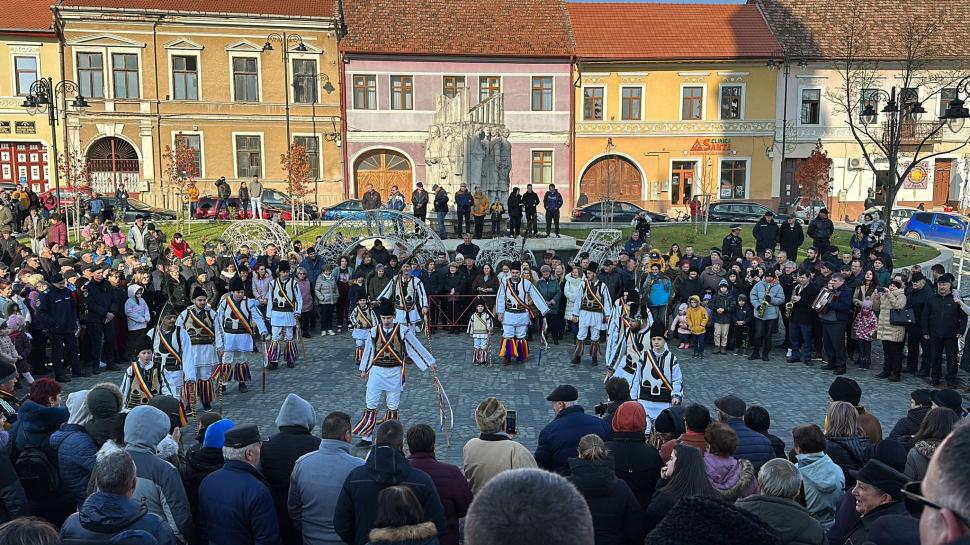 Călușarii au dat startul sărbătorilor de iarnă în județul Hunedoara | ”Să ducă tradiția mai departe” 874382