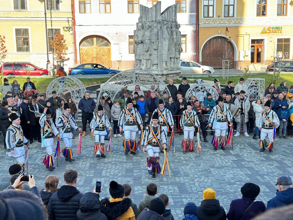 Călușarii au dat startul sărbătorilor de iarnă în județul Hunedoara | ”Să ducă tradiția mai departe” 874383
