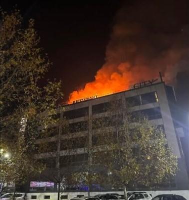 Incendiu puternic la un hotel de patru stele din Ploieşti. Zeci de persoane au fost evacuate 874531