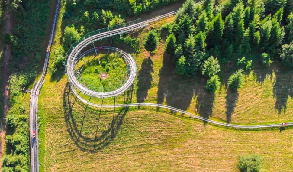 Locul din România unde te vei putea da cu sania și vara. Traseul de coborâre va avea aproape 1.000 de metri 874758