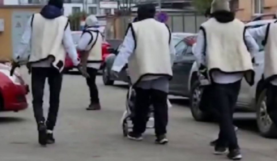 Bucureștenii, terorizați de colindătorii care se plimbă cu boxa prin oraș. Banii pe care îi scot din buzunar pentru tulburarea liniștii publice