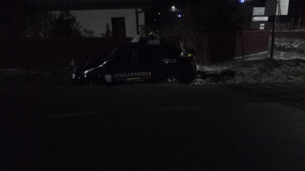 Mașina Jandarmeriei, aflată în misiune, implicată într-un accident în Botoșani 875038