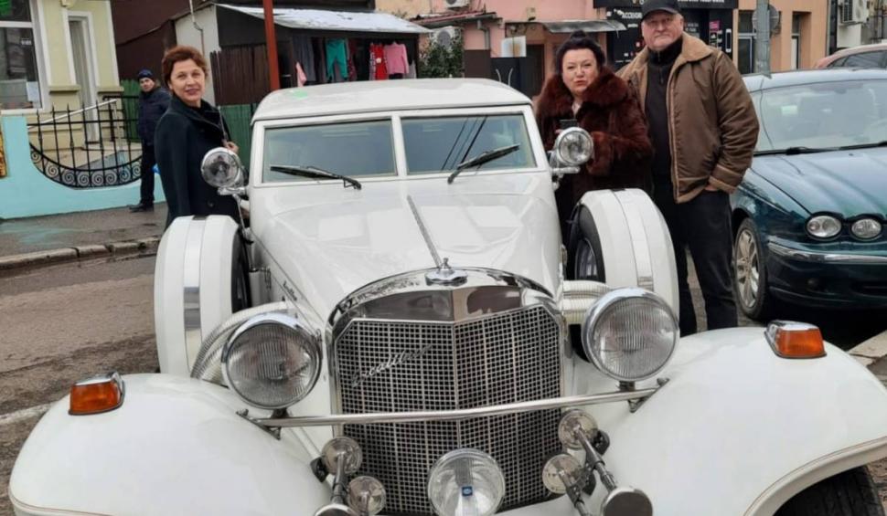 Un medic din Buzău a primit cadou de la soțul său o mașină de epocă din America, unică în România 874886