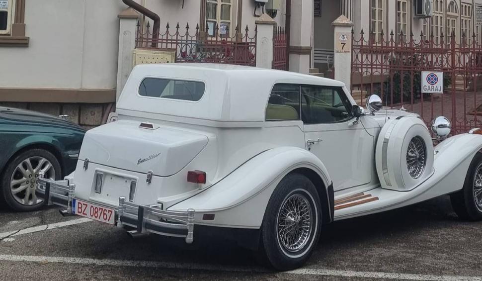 Un medic din Buzău a primit cadou de la soțul său o mașină de epocă din America, unică în România 874888