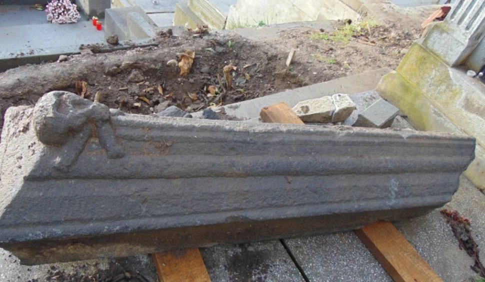 Descoperire uluitoare într-un cimitir ortodox din Transilvania. Piatra funerară cu un craniu și două oase, găsită de arheologi