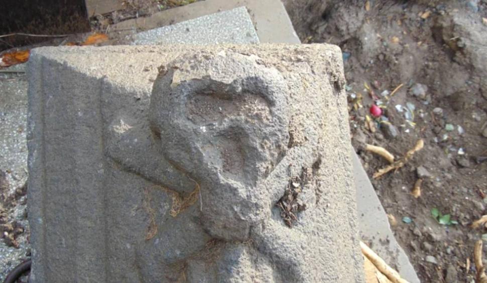 Descoperire uluitoare într-un cimitir ortodox din Transilvania. Piatra funerară cu un craniu și două oase, găsită de arheologi 874880