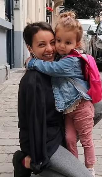 O mamă născută fără brațe dezvăluie cum are grijă de fiica ei. E influencer pe Instagram și pe YouTube şi a impresionat milioane de oameni 874987