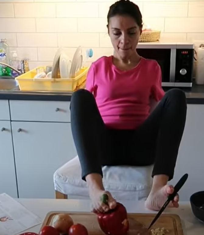 O mamă născută fără brațe dezvăluie cum are grijă de fiica ei. E influencer pe Instagram și pe YouTube şi a impresionat milioane de oameni 874988