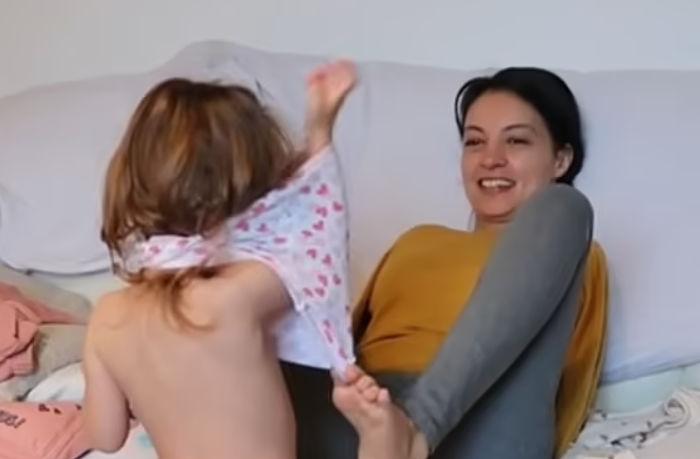 O mamă născută fără brațe dezvăluie cum are grijă de fiica ei. E influencer pe Instagram și pe YouTube şi a impresionat milioane de oameni 874989