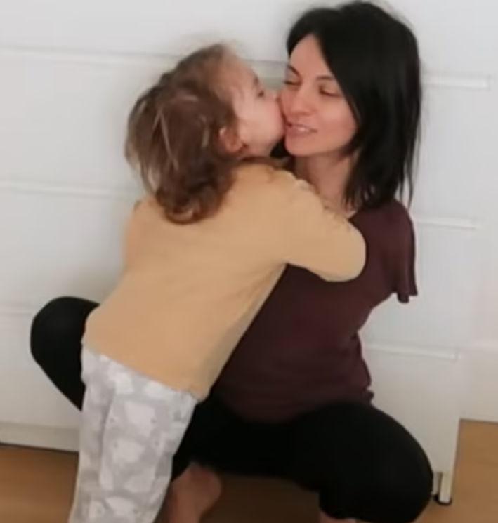 O mamă născută fără brațe dezvăluie cum are grijă de fiica ei. E influencer pe Instagram și pe YouTube şi a impresionat milioane de oameni 874990