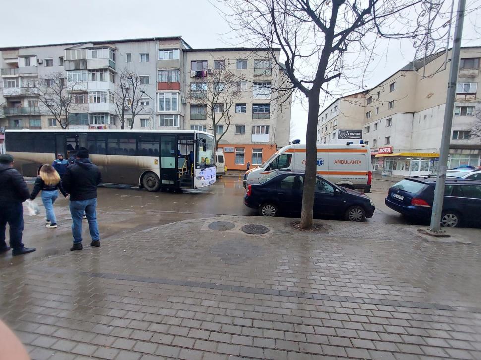 Şoferul unui autobuz de călători a murit la volan, în Bârlad. Autovehiculul a fost oprit de pasagerii panicați 875028