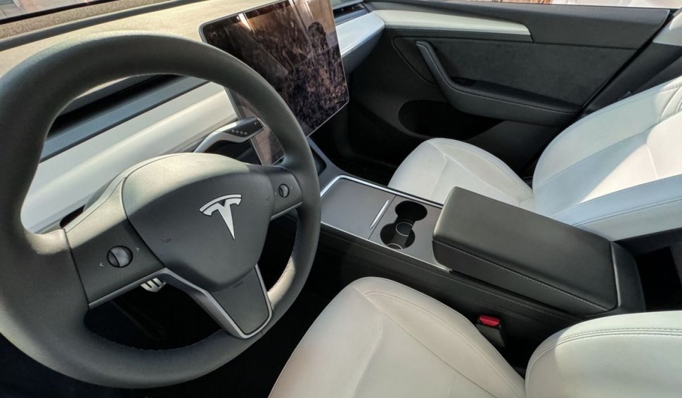 Tesla recheamă în service aproape toate mașinile sale din SUA, după 1.000 de accidente