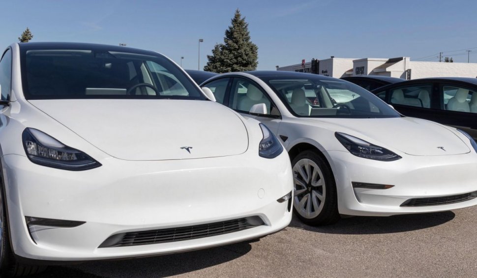 Tesla recheamă în service peste 2 milioane de maşini pentru a repara sistemul de conducere autonomă