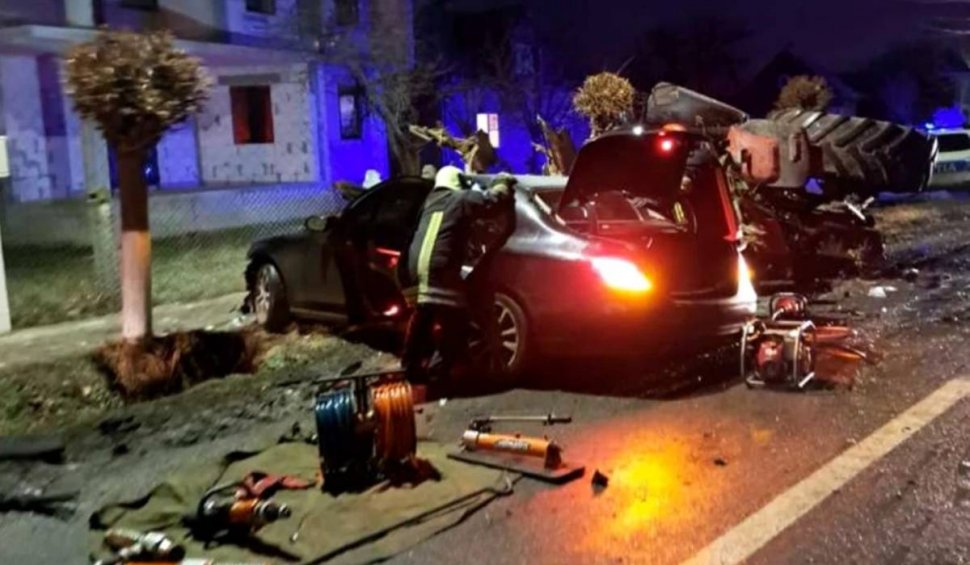 Mercedes izbit cu 225 km/h de un tractor cu plug, pe care l-a răsturnat. Un om a murit și alte două persoane au fost rănite, în Suceava