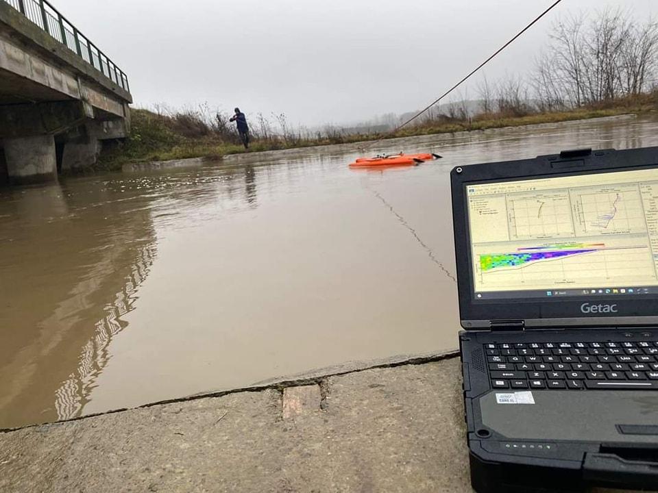 Alertă de inundaţii în România. "Nu vă aventuraţi cu maşinile în zonele în care apa trece peste drum!" 875253