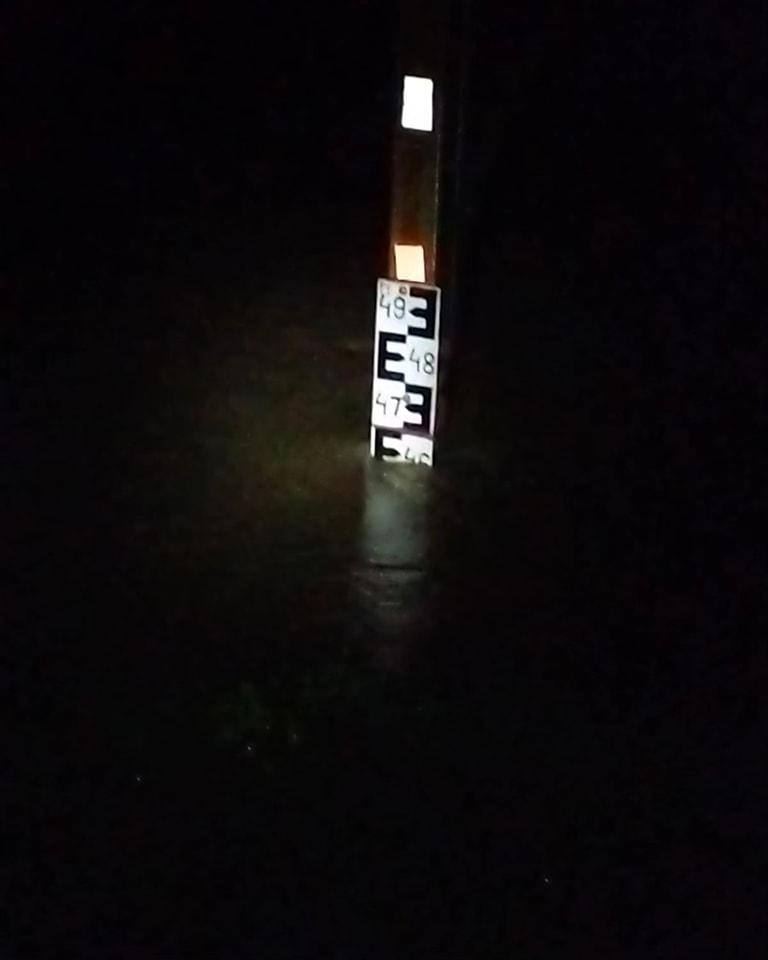 Alertă de inundaţii în România. "Nu vă aventuraţi cu maşinile în zonele în care apa trece peste drum!" 875254