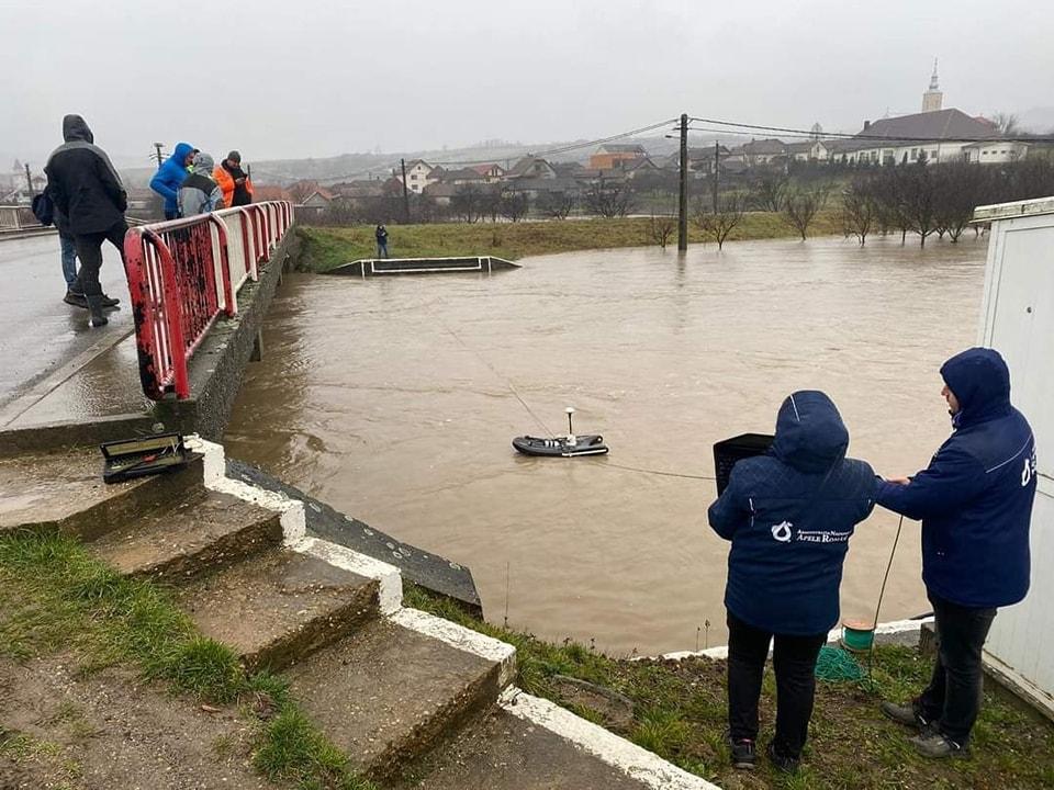 Alertă de inundaţii în România. "Nu vă aventuraţi cu maşinile în zonele în care apa trece peste drum!" 875255
