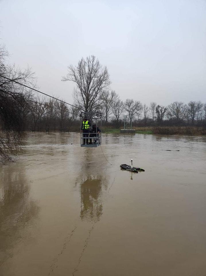 Alertă de inundaţii în România. "Nu vă aventuraţi cu maşinile în zonele în care apa trece peste drum!" 875257