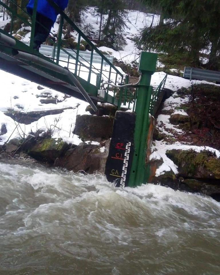 Alertă de inundaţii în România. "Nu vă aventuraţi cu maşinile în zonele în care apa trece peste drum!" 875258