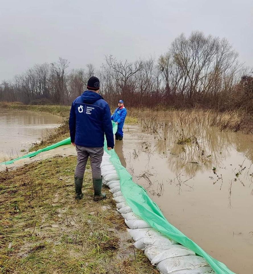Alertă de inundaţii în România. "Nu vă aventuraţi cu maşinile în zonele în care apa trece peste drum!" 875259