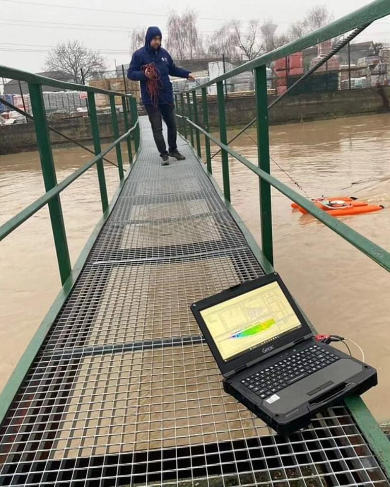 Alertă de inundaţii în România. "Nu vă aventuraţi cu maşinile în zonele în care apa trece peste drum!" 875260