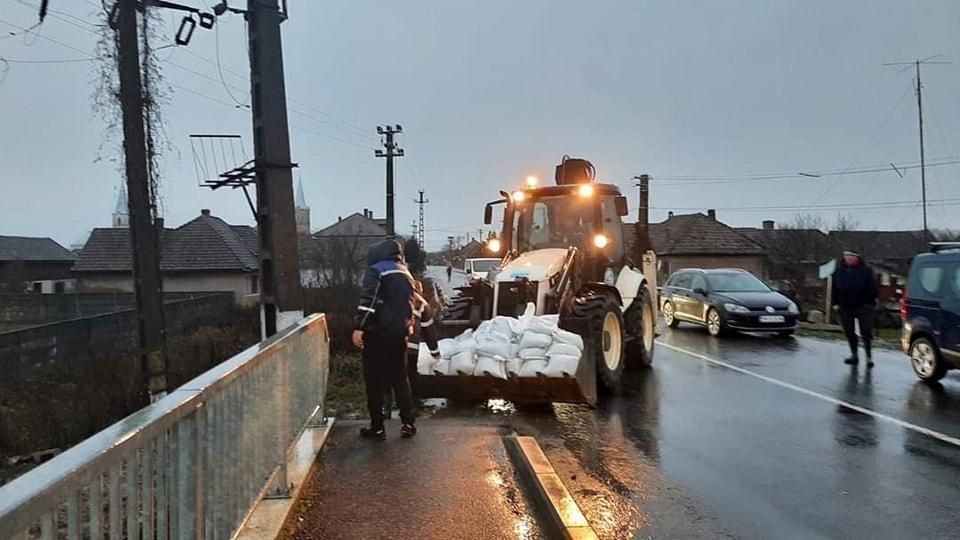 Alertă de inundaţii în România. "Nu vă aventuraţi cu maşinile în zonele în care apa trece peste drum!" 875261