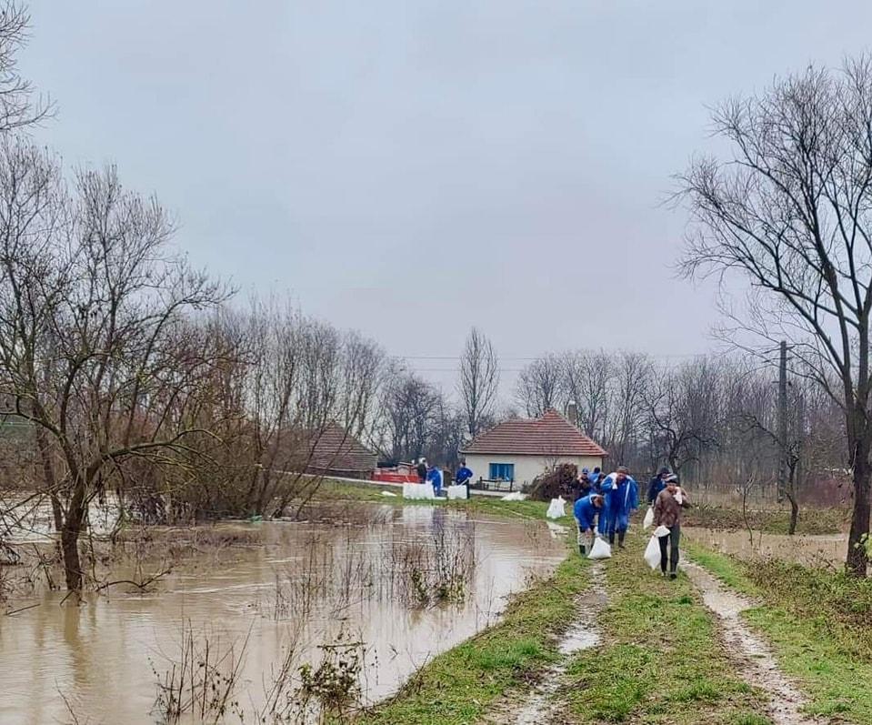 Alertă de inundaţii în România. "Nu vă aventuraţi cu maşinile în zonele în care apa trece peste drum!" 875262