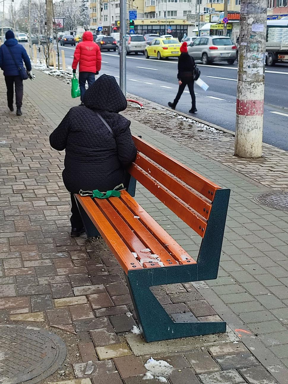 Bănci montate pe dos în stațiile de autobuz din Bacău: "Nu au înțeles că trebuie să aștepte cu spatele la stradă" 875238