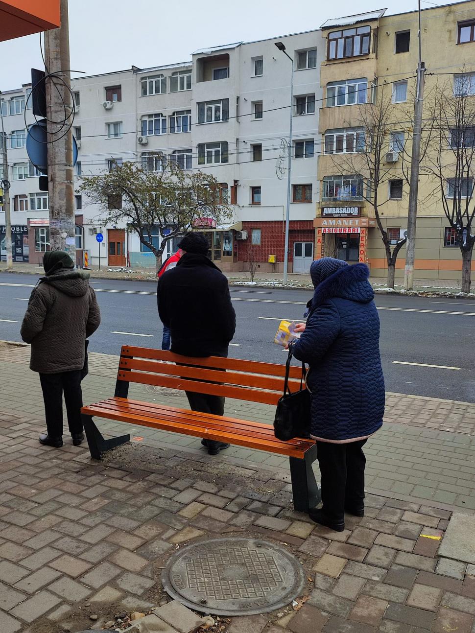 Bănci montate pe dos în stațiile de autobuz din Bacău: "Nu au înțeles că trebuie să aștepte cu spatele la stradă" 875240